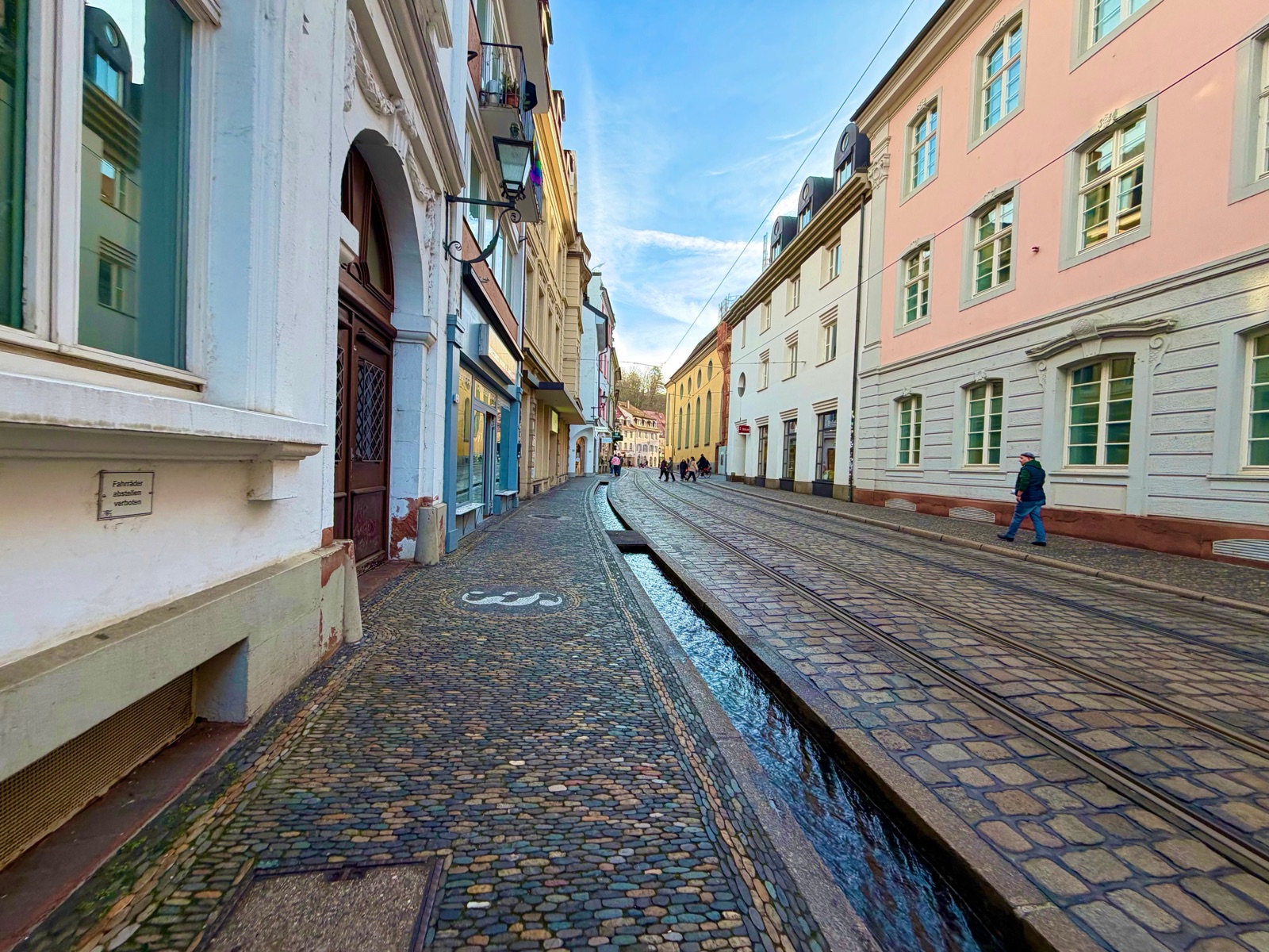 Freiburger Altstadtgasse mit Bächle
