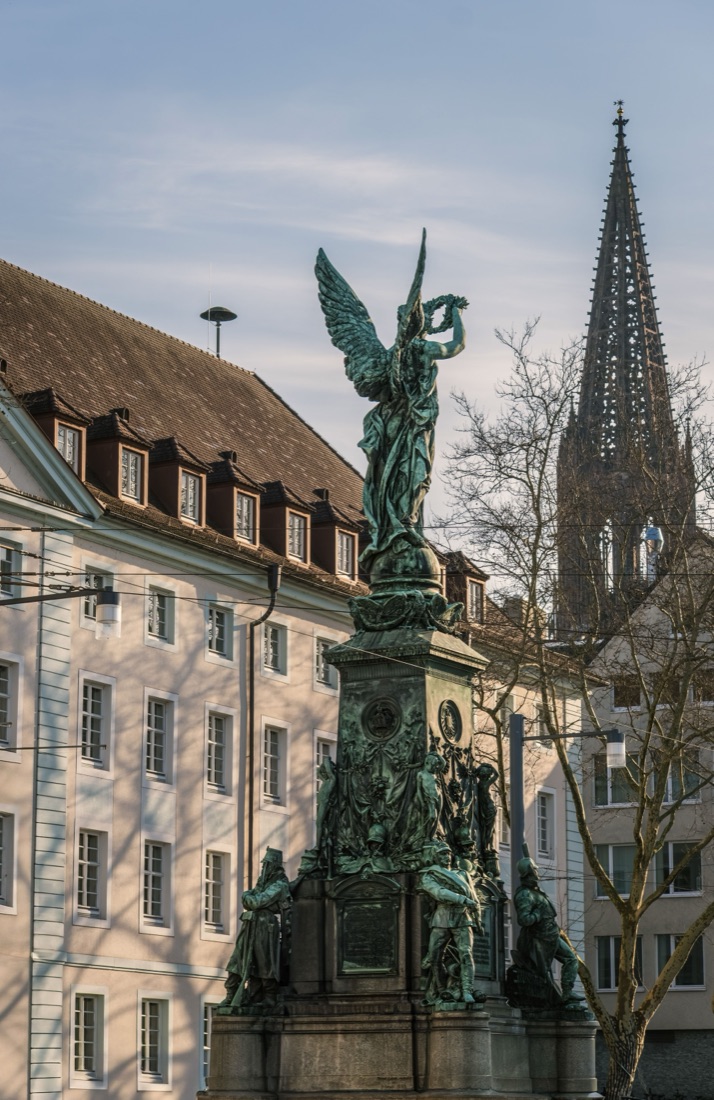 Siegesdenkmal und Freiburger Münster